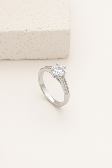 Anel Solitário com Laterais Cravejadas