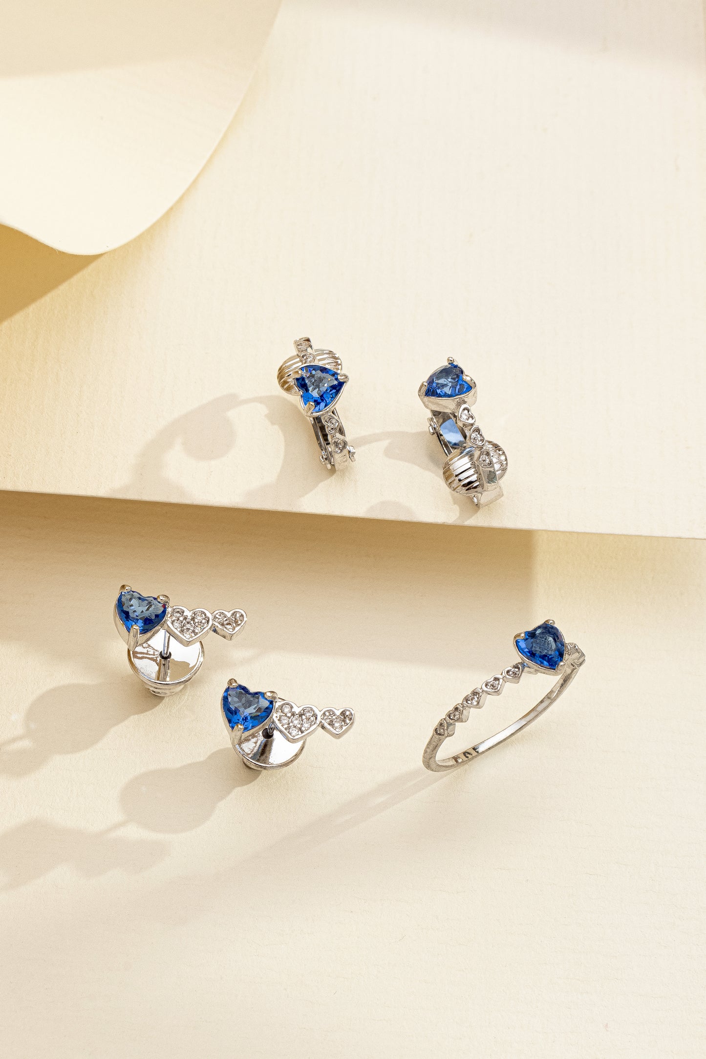 Conjunto de Brincos e Anel de Corações com Zircônia Azul