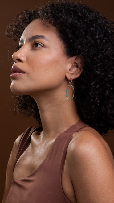 Brinco Cravejado em Prata Italiana no Formato Oval