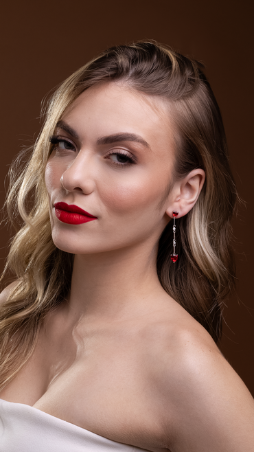 Brinco Longo em Prata Italiana com Coração e Zircônia Vermelha