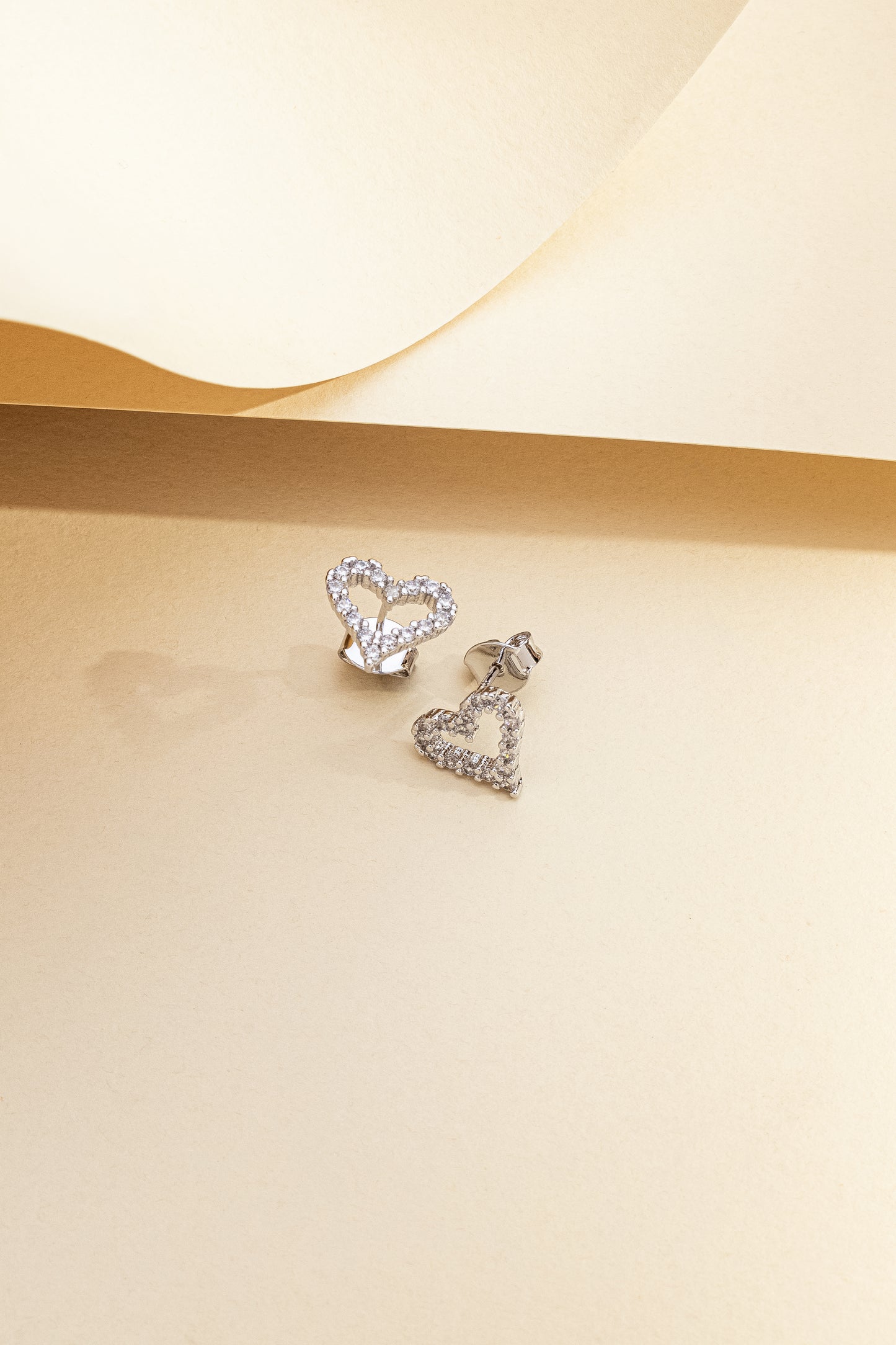 Brinco Coração Vazado Cravejado